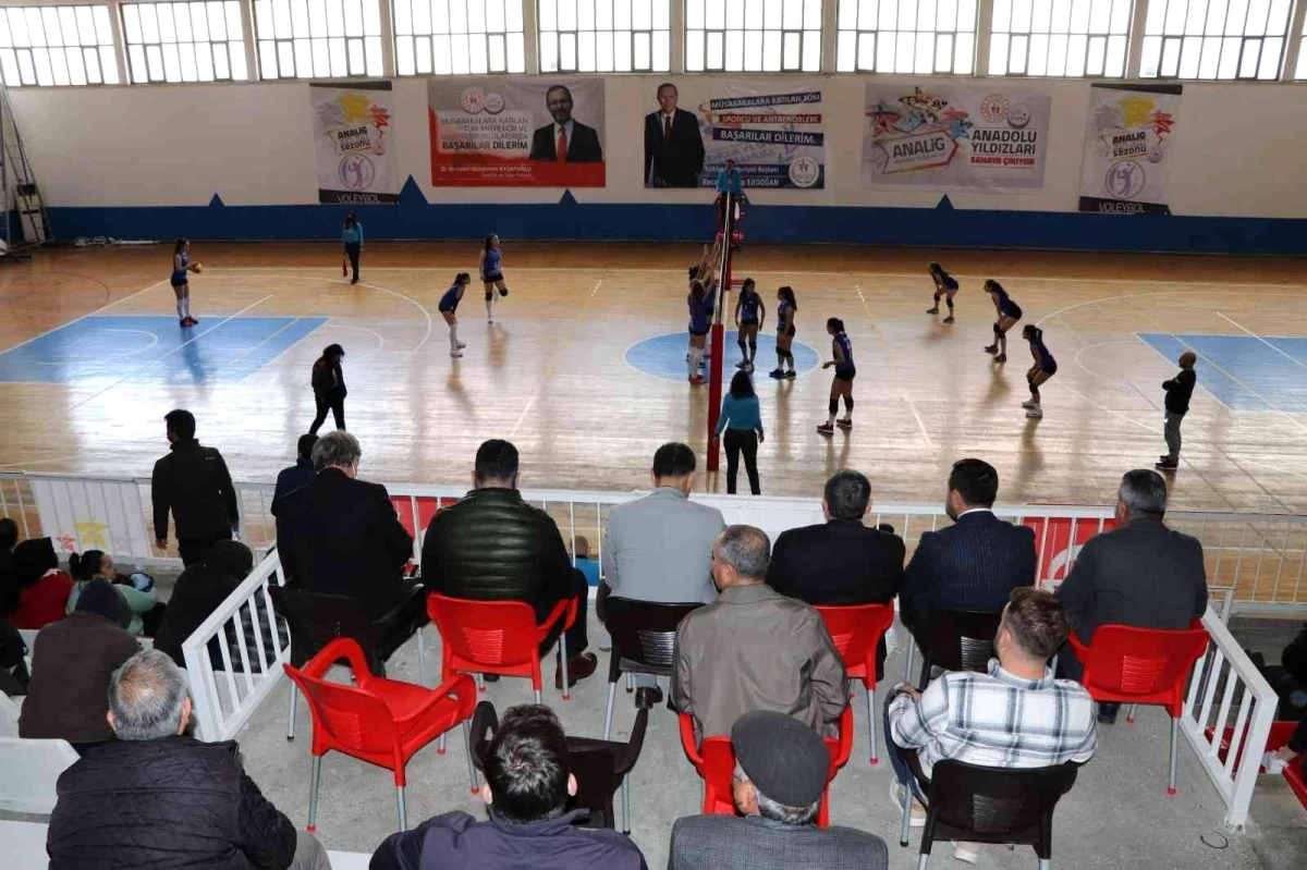 "Anadolu Yıldızlar Ligi Voleybol Grup Müsabakaları" Silifke\'de başladı