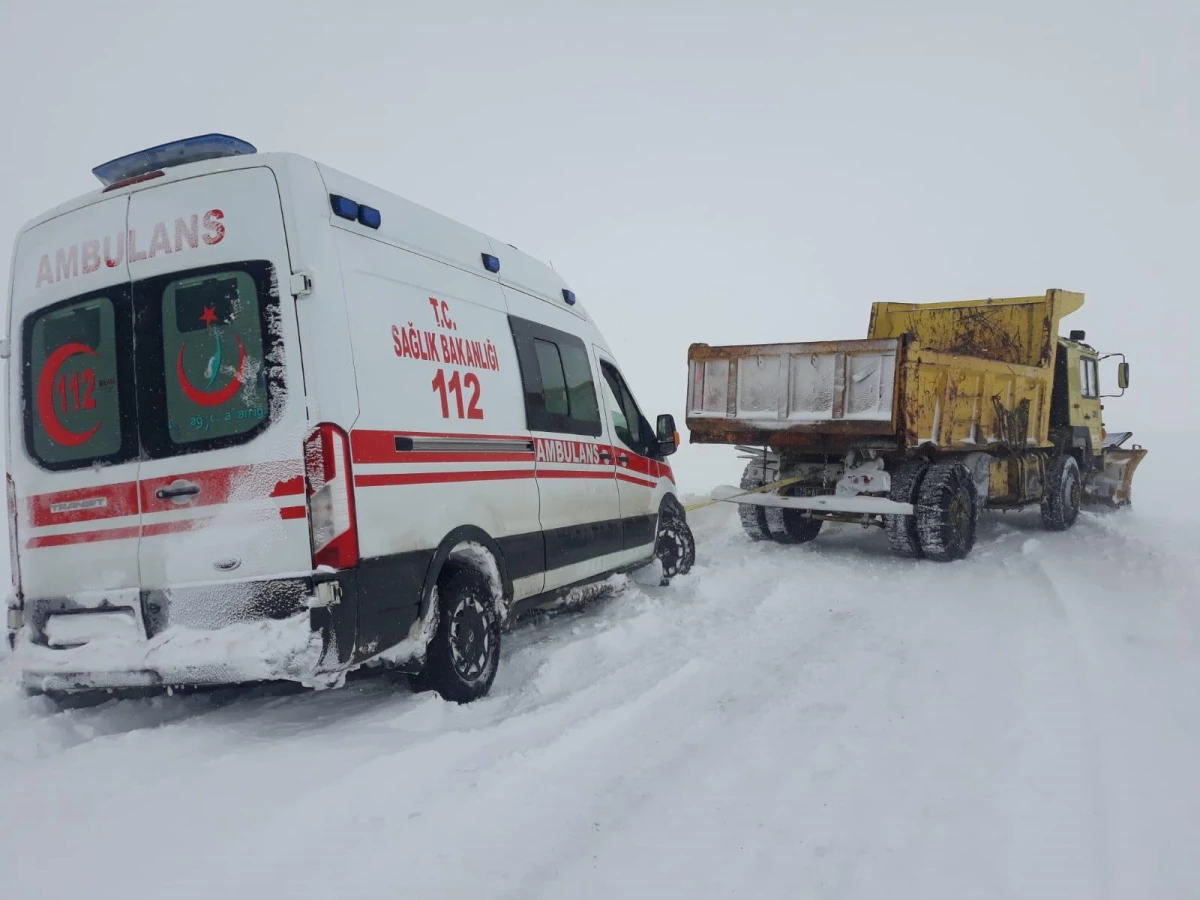 Ardahan\'da tipi nedeniyle yolda kalan biri ambulans 52 araç kurtarıldı