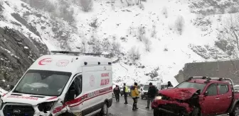 Artvin'de hasta taşıyan ambulans kaza yaptı: 2 yaralı