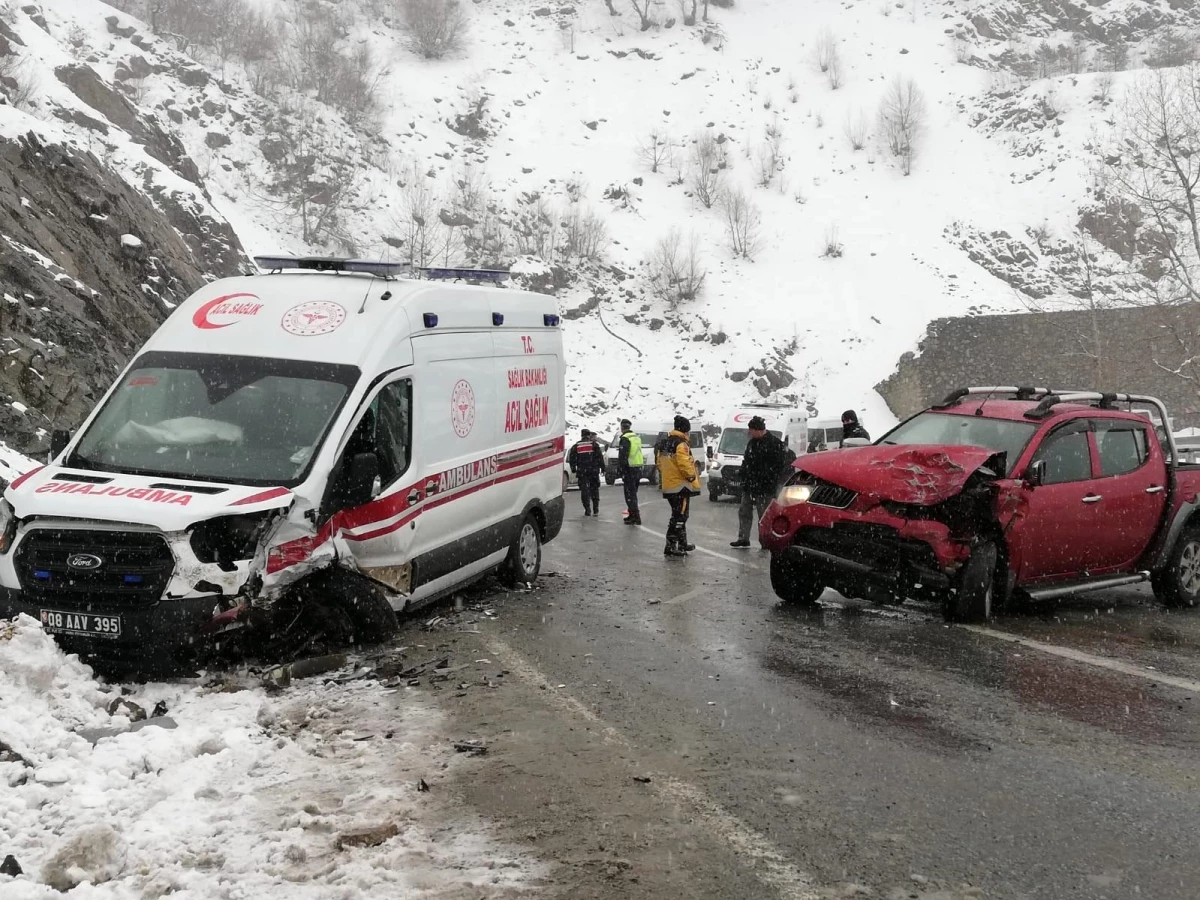 Artvin\'de hasta taşıyan ambulans kaza yaptı: 2 yaralı