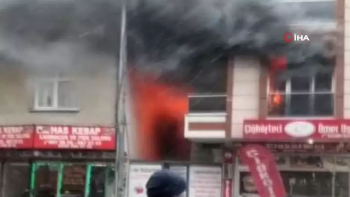 Başakşehir'de 3 katlı binanın 2. katındaki daire alev alev yandı