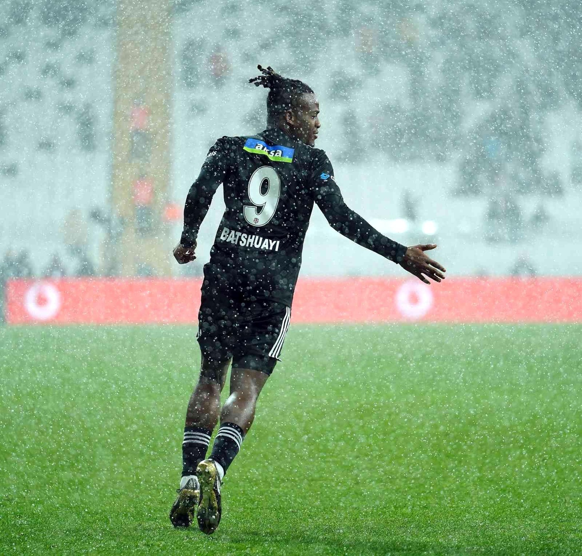 Batshuayi golü attı, top değişti!