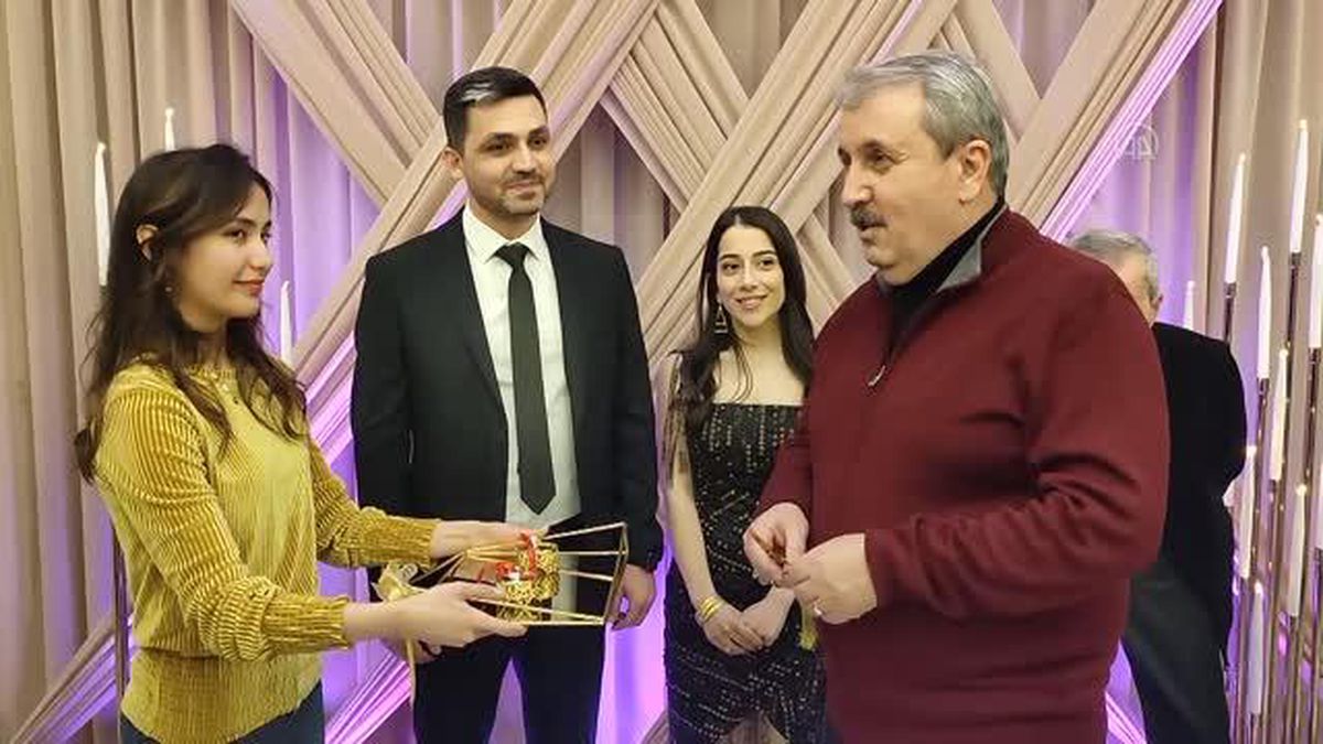 BBP Genel Başkanı Destici, bir çiftin nişan yüzüklerini taktı