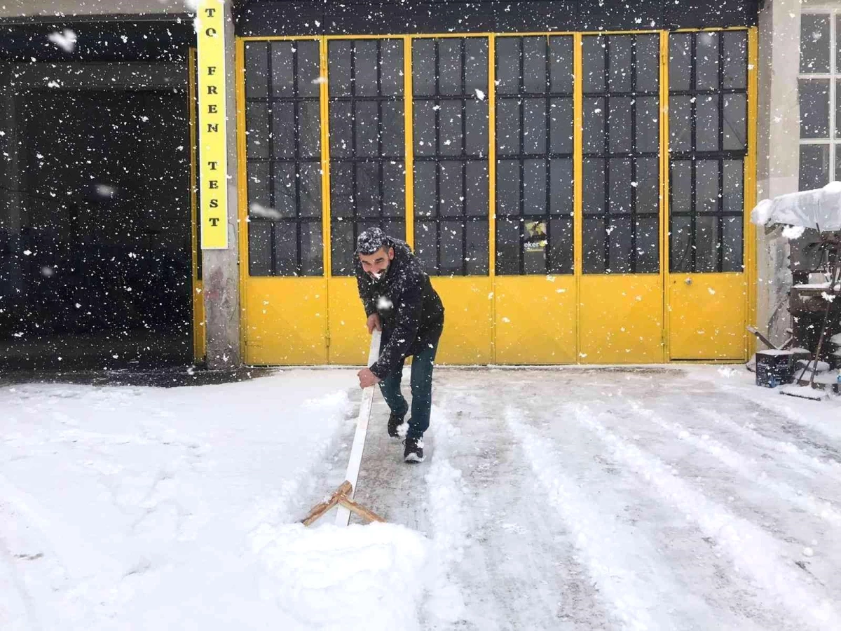 Bilecik\'te kent merkezinde kar yağışı etkili oldu