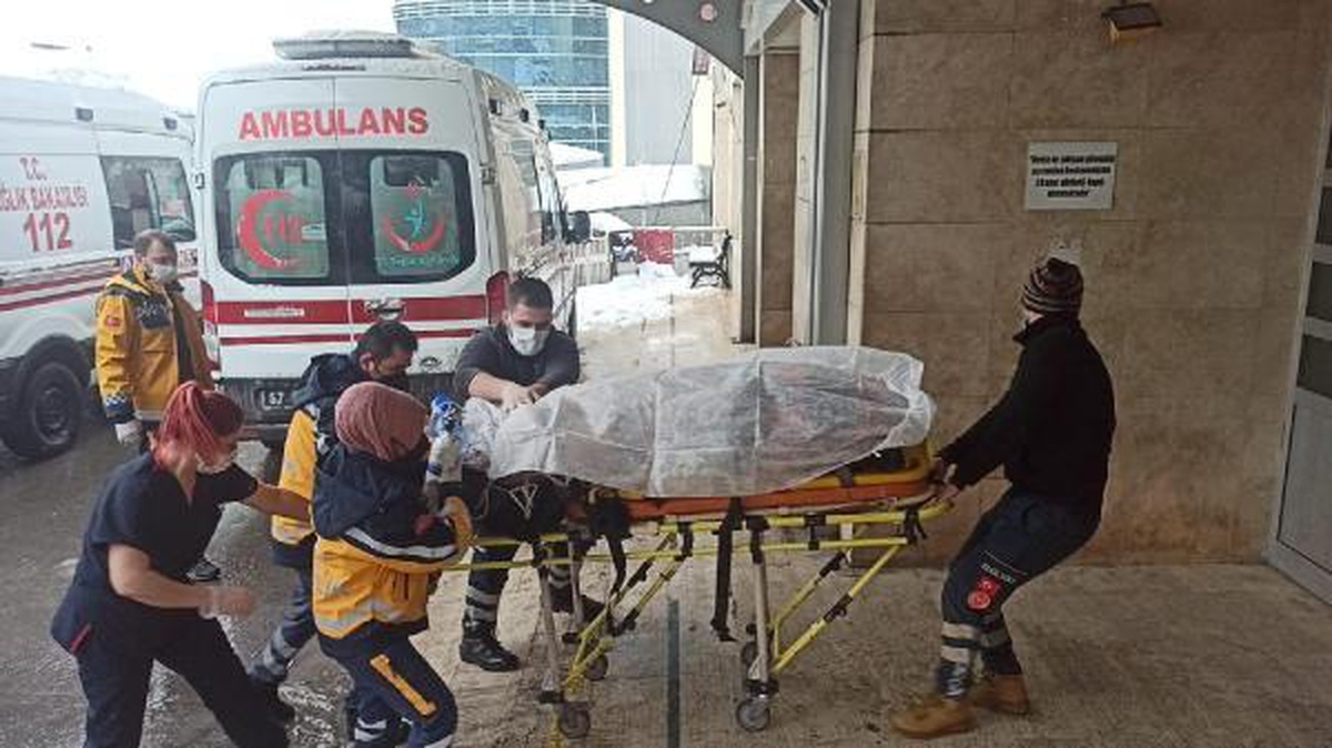 Biriken karı temizlemek isterken çatıdan düşerek yaralandı