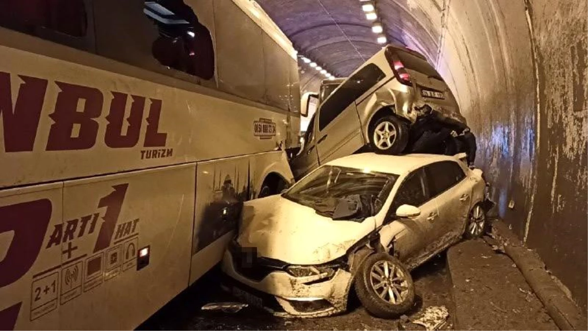 Bolu Dağı Tüneli\'nde kağıt gibi olan araçtan burnu bile kanamadan çıktı