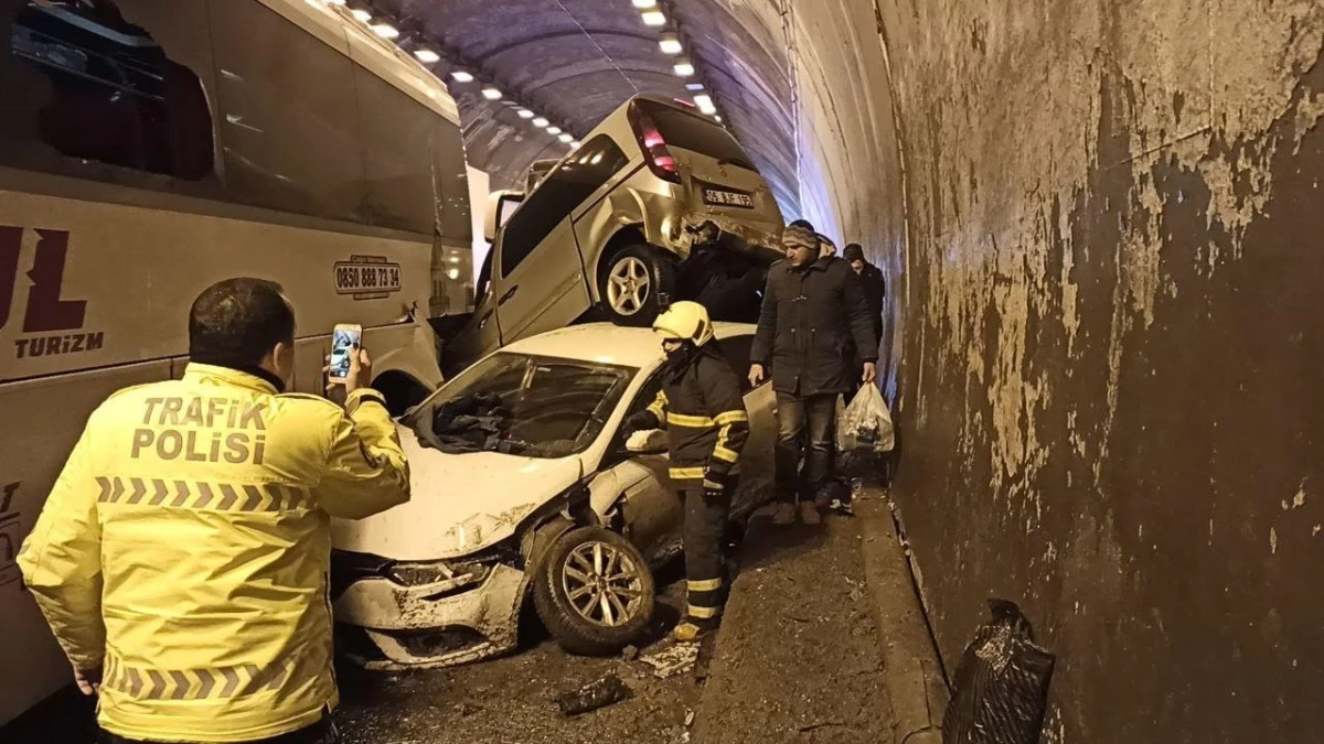 Bolu Dağı Tüneli\'nde yaşanan feci kazada bir sürücü, kağıt gibi olan araçtan sıyrık bile almadan çıktı!