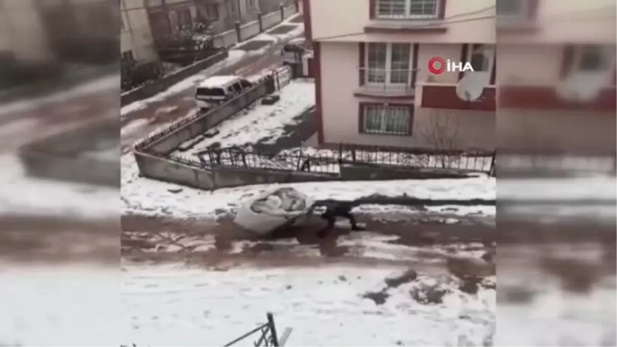 Bu yardım yürekleri ısıttı...Geri dönüşüm atığı toplayan el arabalı şahıs yokuşu çıkamayınca, yardımına vatandaşlar yetişti