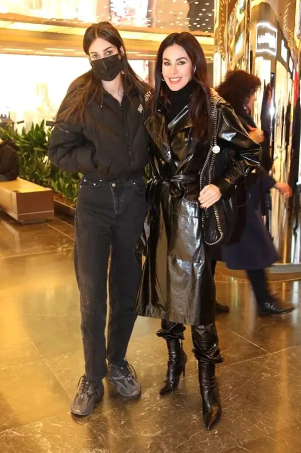 Defne Samyeli'nin Kızını Görenler Şaştı Kaldı