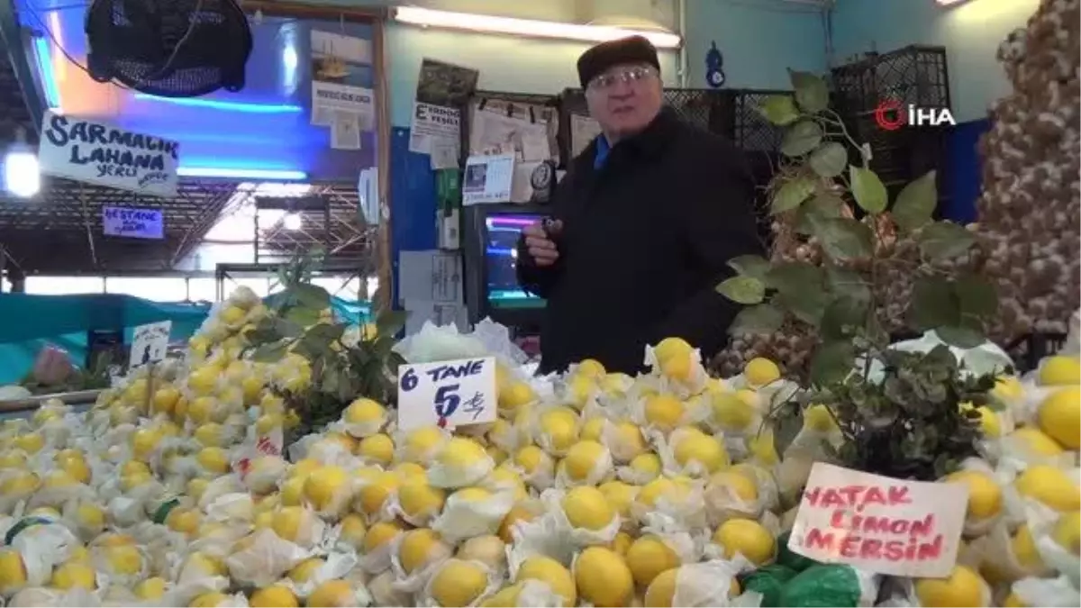 Dondurucu soğuk havaya rağmen haftanın yedi günü tezgah açan pazar esnafı nasiplerini bekliyor