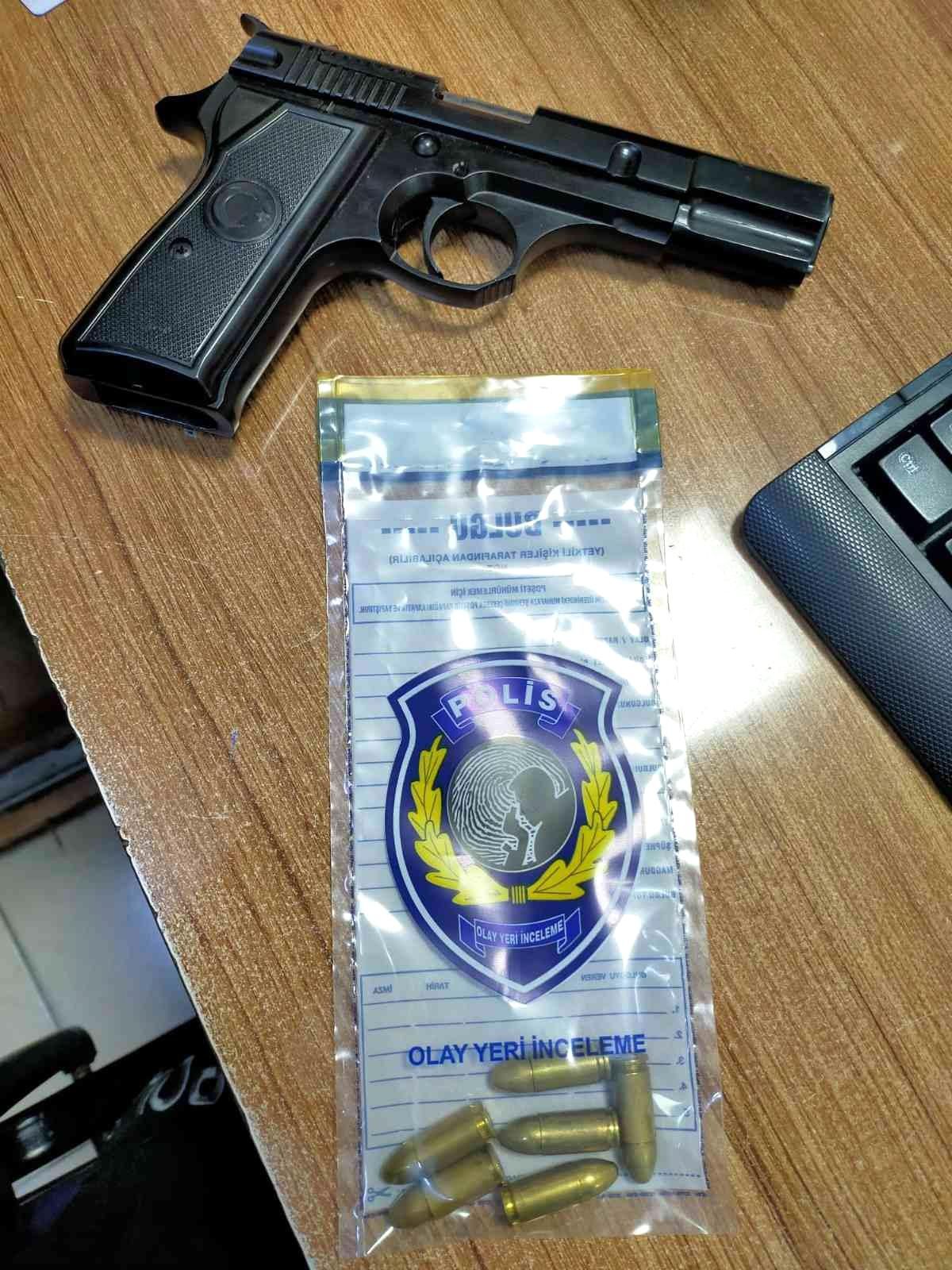 Edirne\'de kaza yapan araçta ruhsatsız tabanca ve fişek ele geçirildi