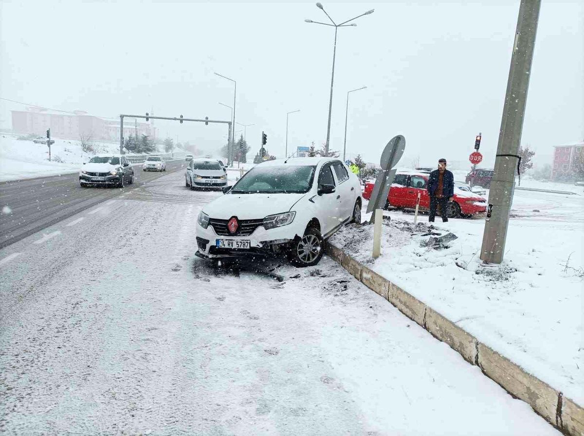 Elazığ\'da kar yağışından dolayı ekipler seferber oldu