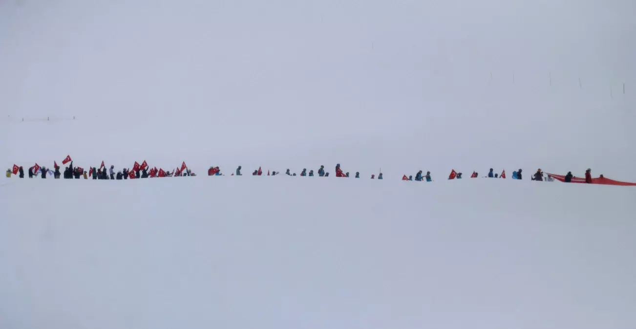 Erciyes\'te kayakçılar şehitler anısına dev Türk bayrağı ile kayak yaptı