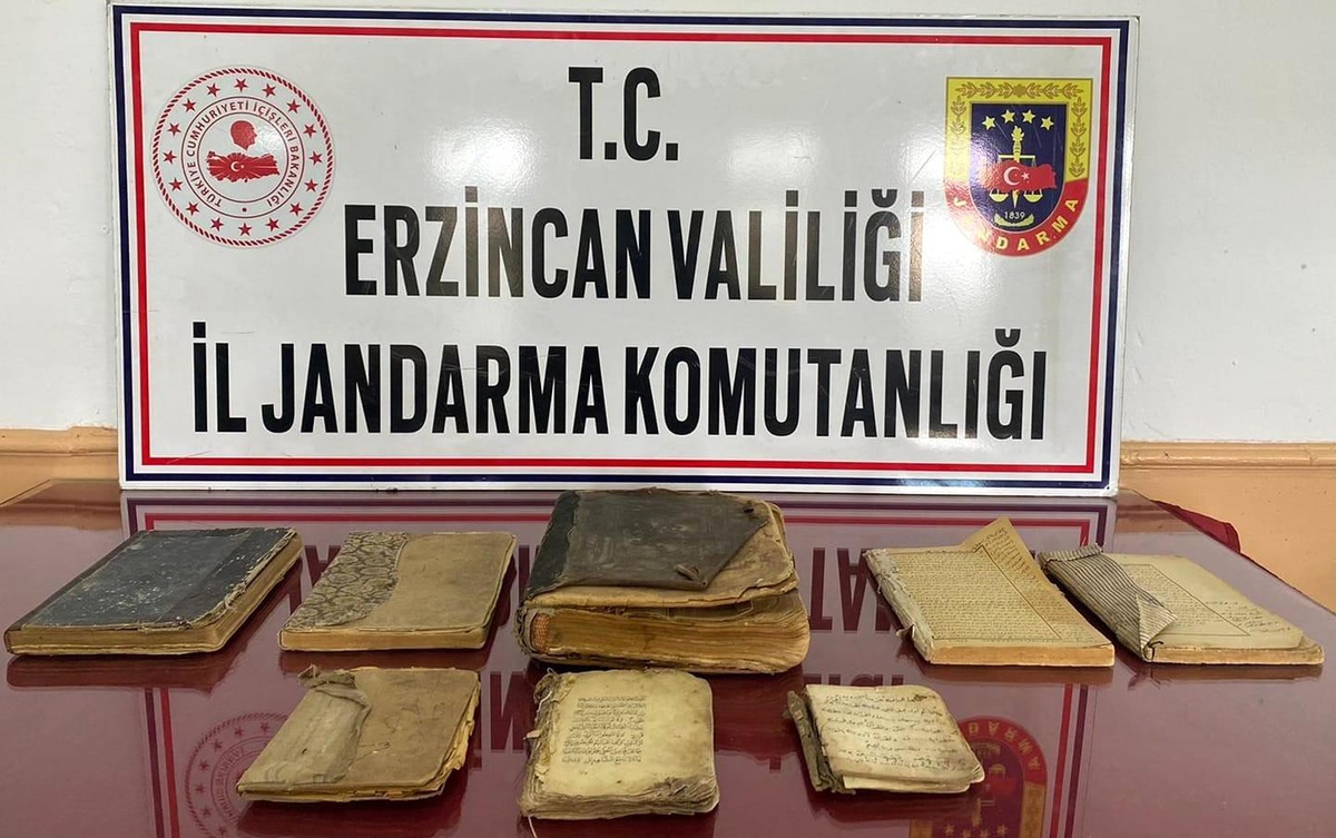 Erzincan\'da 8 adet tarihi eser niteliği olduğu değerlendirilen kitap ele geçirildi