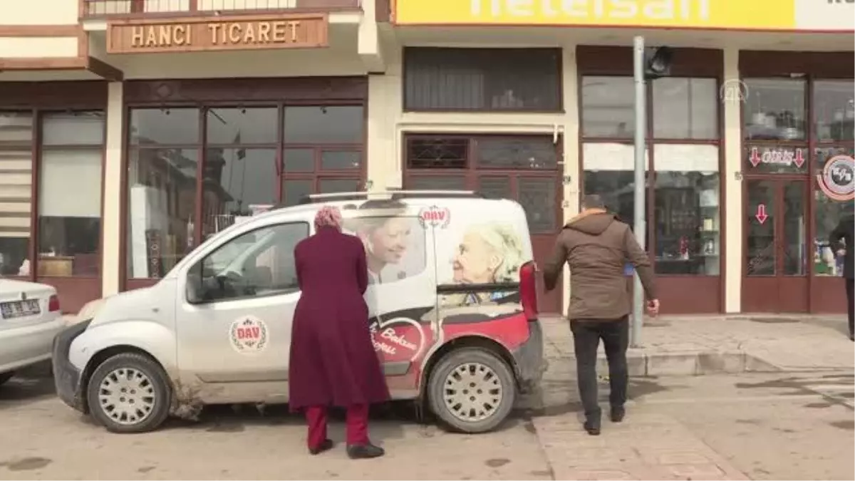 Evlerini temizledikleri yaşlılara moral verip hayır dualarını alıyorlar