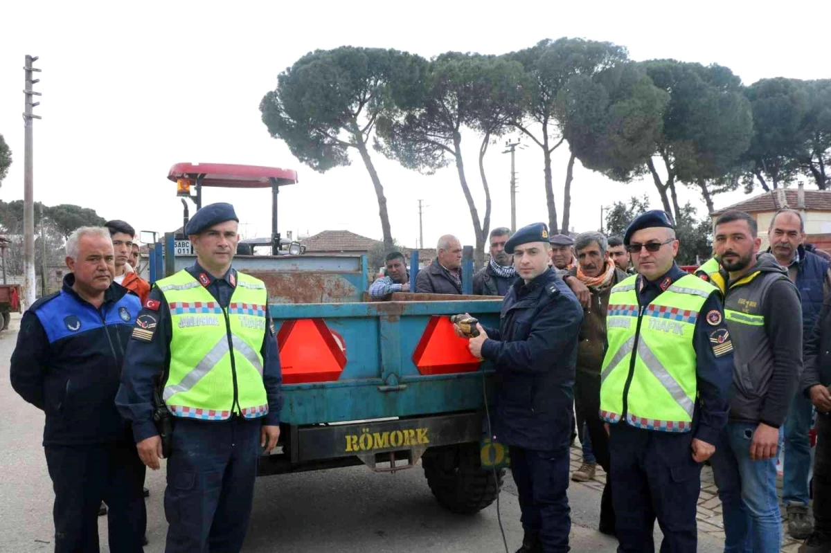 Son dakika haber... Jandarma, traktör sürücülerine reflektör taktırdı