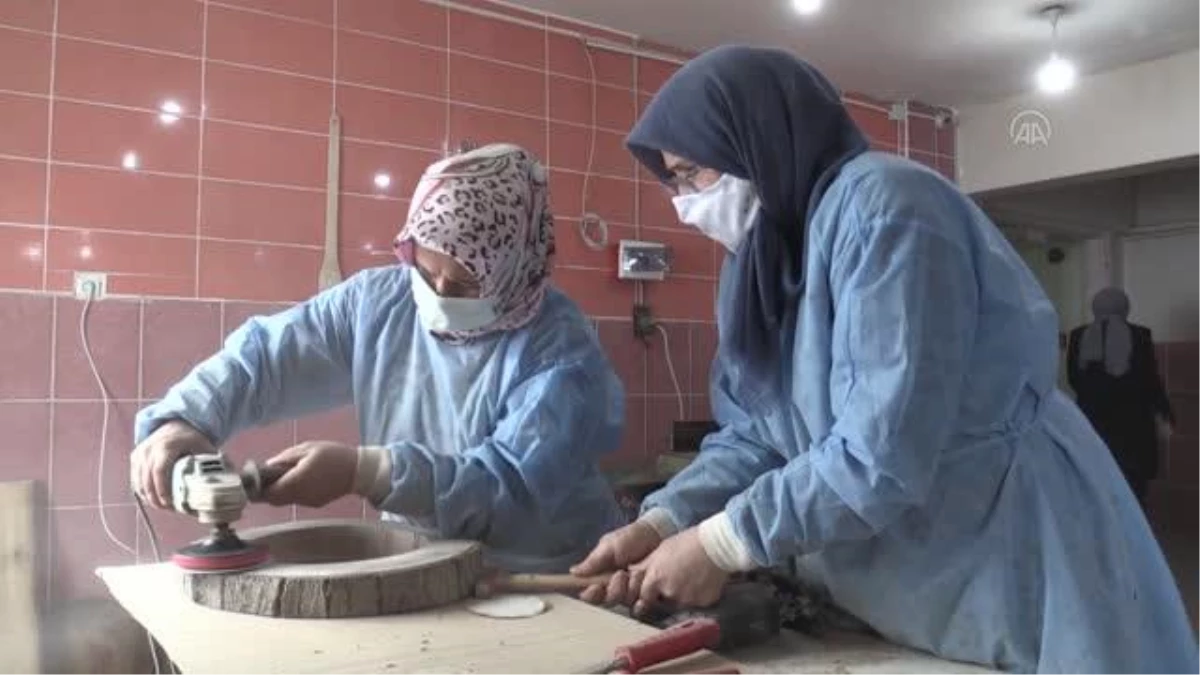 Kadınlar, marangoz aletleriyle ahşaptan saat üretiyor
