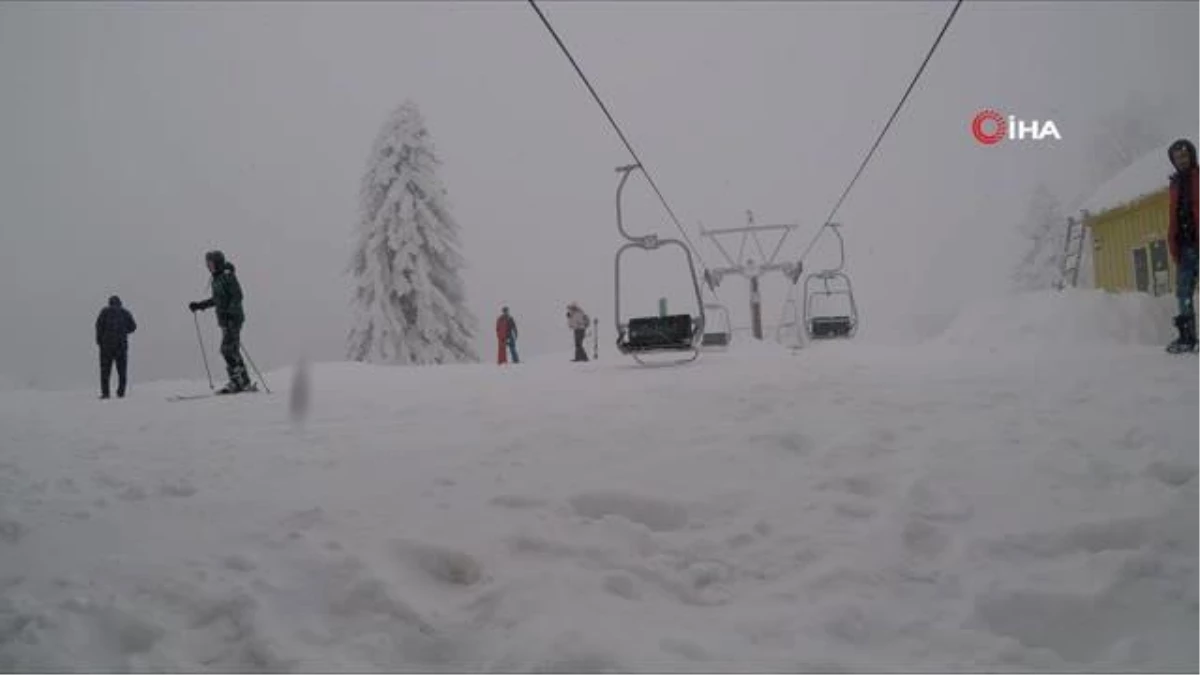 Kar kalınlığı 3 metreye yaklaştı, vatandaşlar kayak merkezlerine akın etti