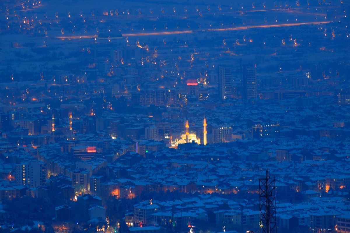 Karla kaplanan Harput\'ta gece ışıkları ile görsel şölen