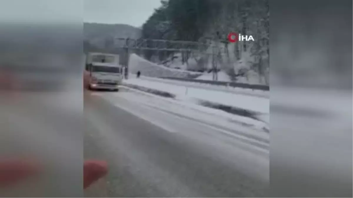 Kaygan yolda kontrolden çıkan kamyon tıra çarptı