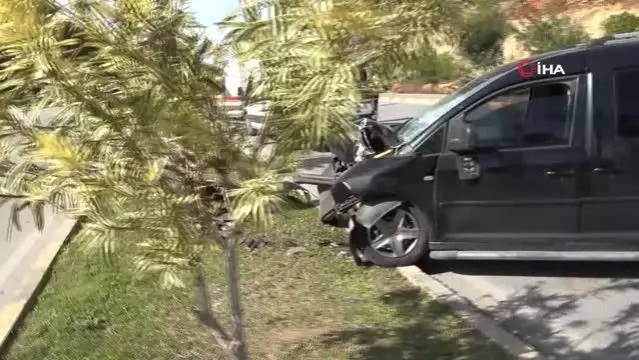 Kontrolden çıkan ticari araç ağaca çarparak durabildi: 2 yaralı