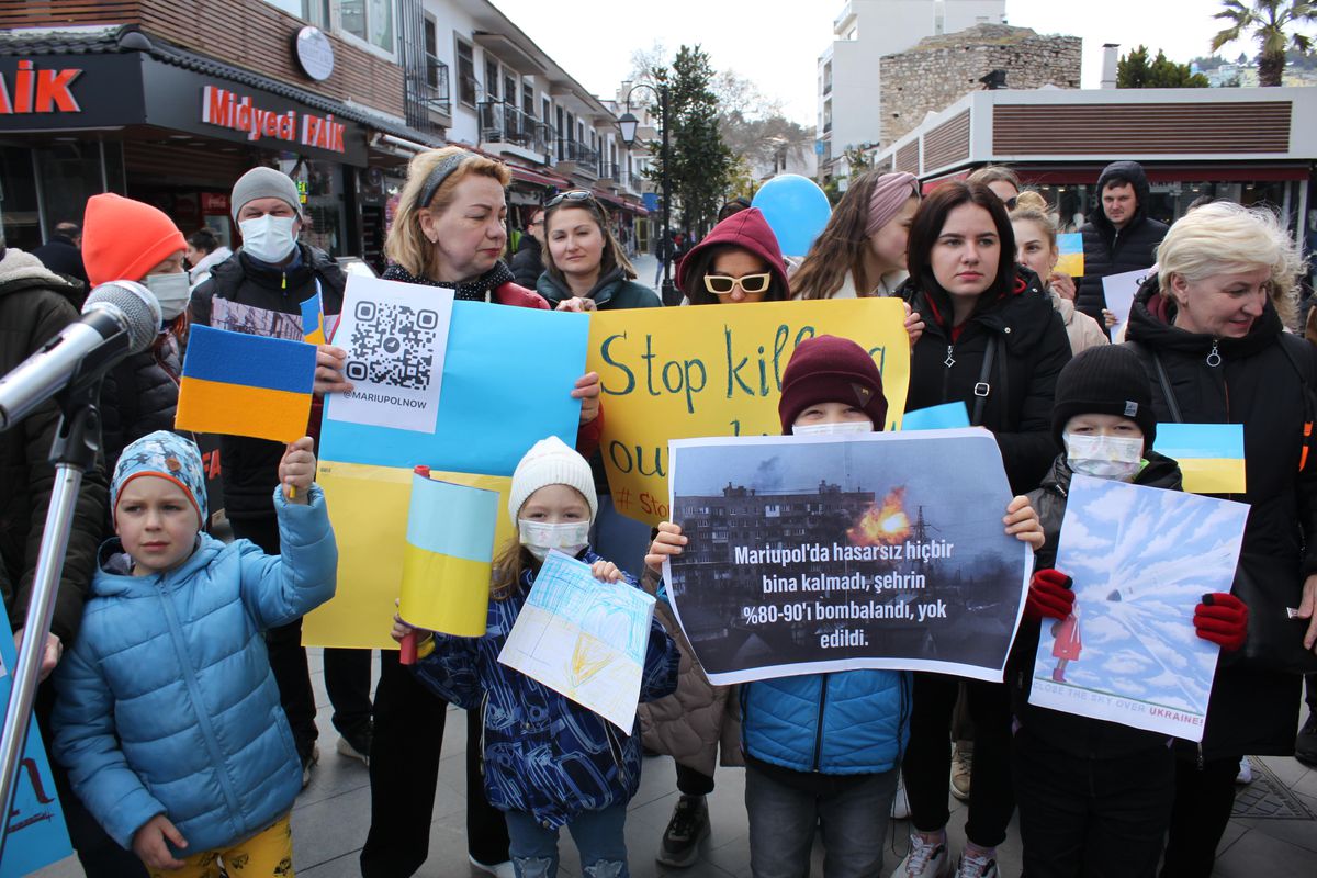 Kuşadası'nda yaşayan Ukraynalılar Rusya'yı protesto etti