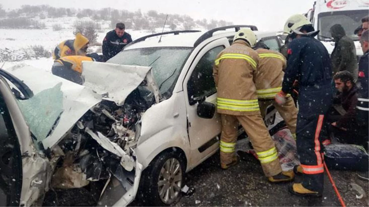 Mardin\'de feci kaza! İki araç kafa kafaya çarpıştı: 3 ölü, 8 yaralı
