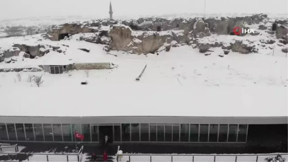 Nevşehir\'de soğuk hava etkili oldu... Kaymaklı yer altı şehrine giren turistler çıkmak istemedi