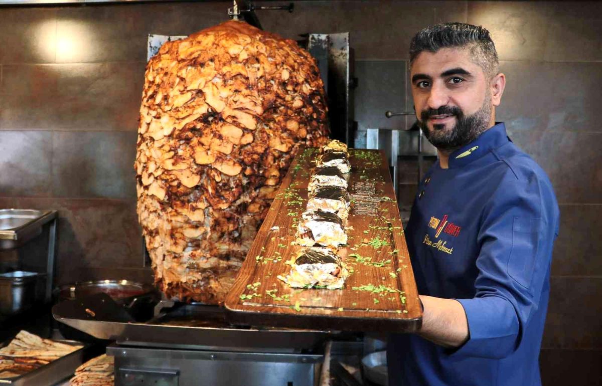 \'Piton döner\' Portakal Çiçeği Karnavalı\'nda