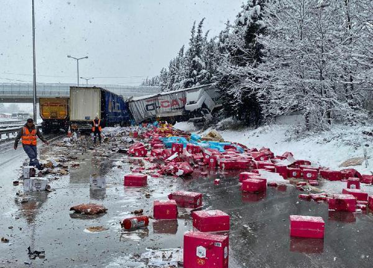Sakarya\'da TIR, öndeki TIR\'a çarptı: 1 ölü
