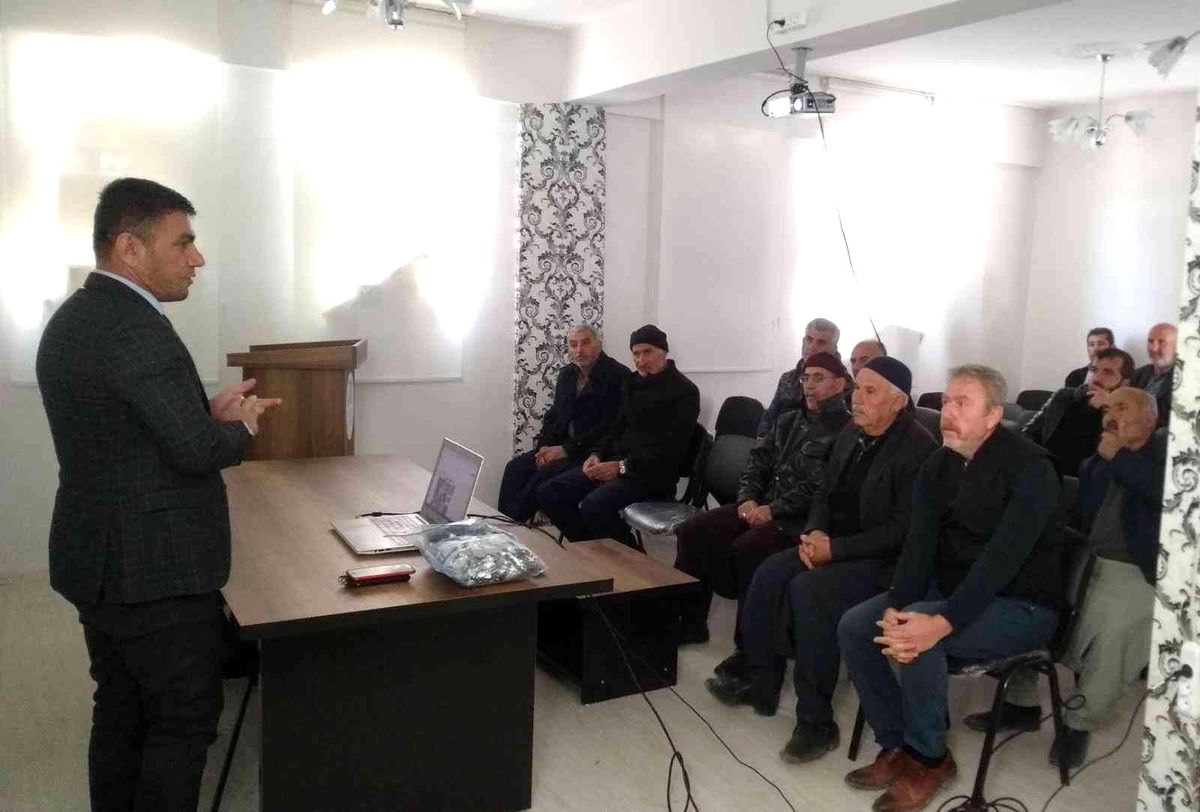 Samsatlı çiftçilere Antepfıstığı eğitimi verildi