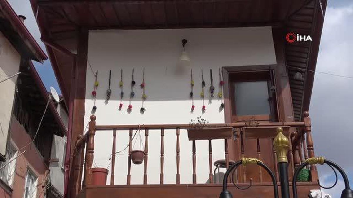 Sanatını tarihi konağa taşıdı, yaptığı çiniler ilgi görüyor