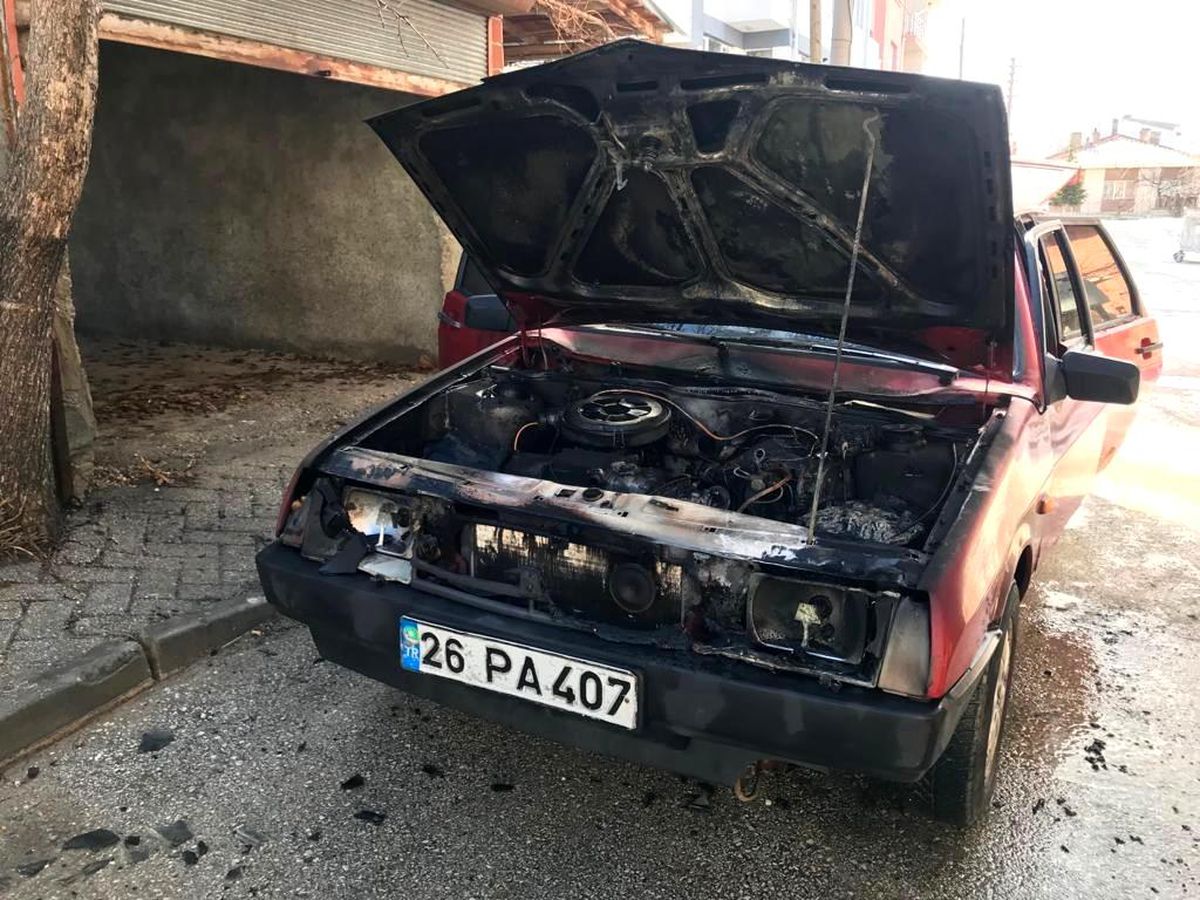 Seyir halindeyken alev alan otomobilde maddi hasar meydana geldi