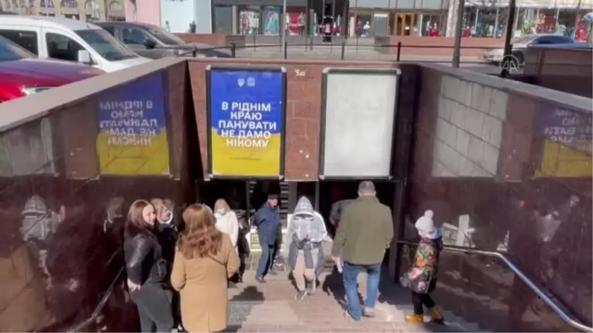 Siren sesi duyan Ukraynalılar sığınağa indi