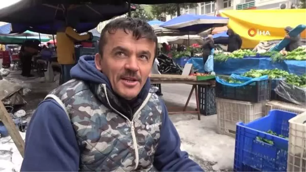 soğuk havadan etkilenen pazar esnafı ateş yakarak ısınmaya çalıştı