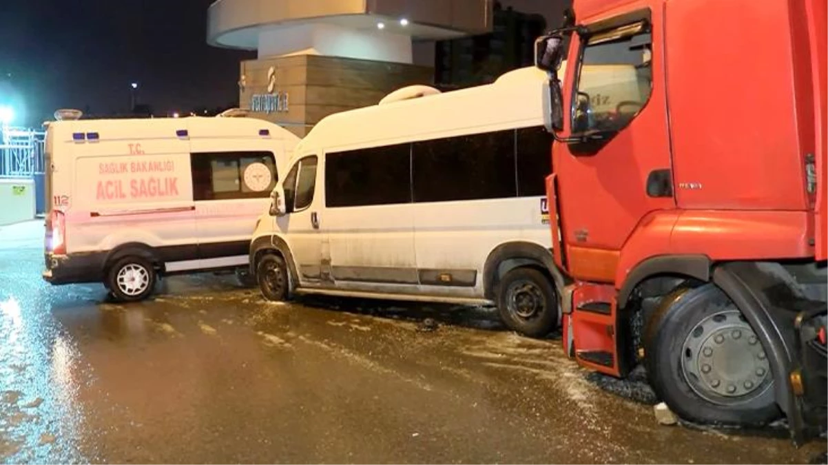 Yollar donunca böyle oldu: Tırın çarptığı minibüs, hasta bekleyen ambulansa çarptı