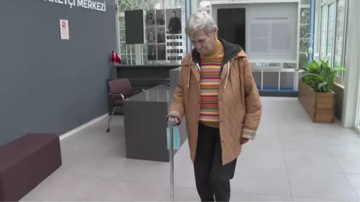 Türkiye güzeli Yeşilçam yıldızı "aile mirası" hastalığını "Darülaceze sahnesi\'"nde geçiriyor