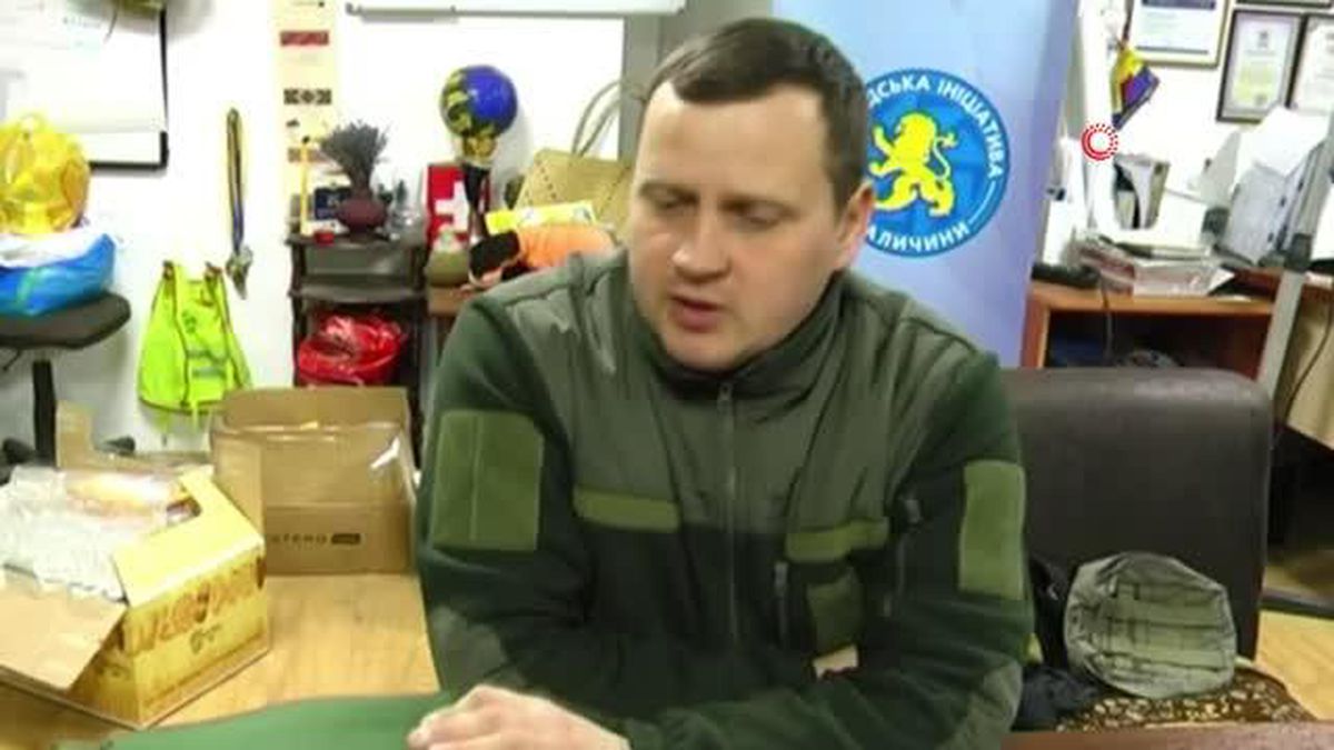 Ukraynalı gönüllüler ordunun ihtiyaçları için dikiş makinesinin başına geçti