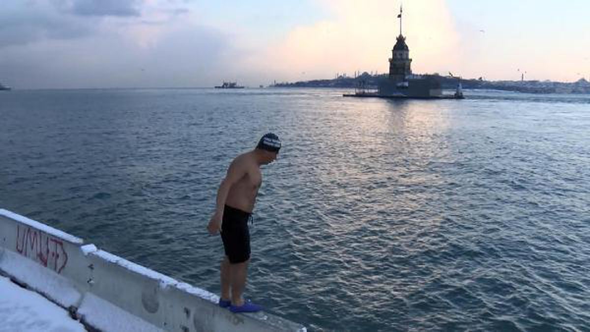 ÜSKÜDAR'DA KARLI HAVADA BOĞAZ'A GİRDİLER