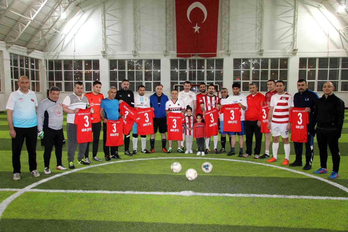 Vali Ayhan, şehit aileleri ile maç yaptı