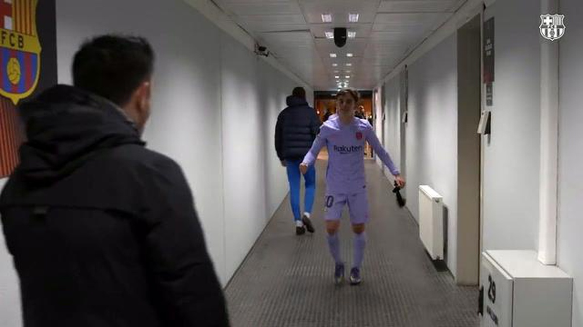 Xavi Galatasaray galibiyeti sonrası oyuncularını kutluyor