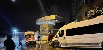 Yokuştan inerken kayan tırın çarptığı minibüs, hasta bekleyen ambulansa çarptı