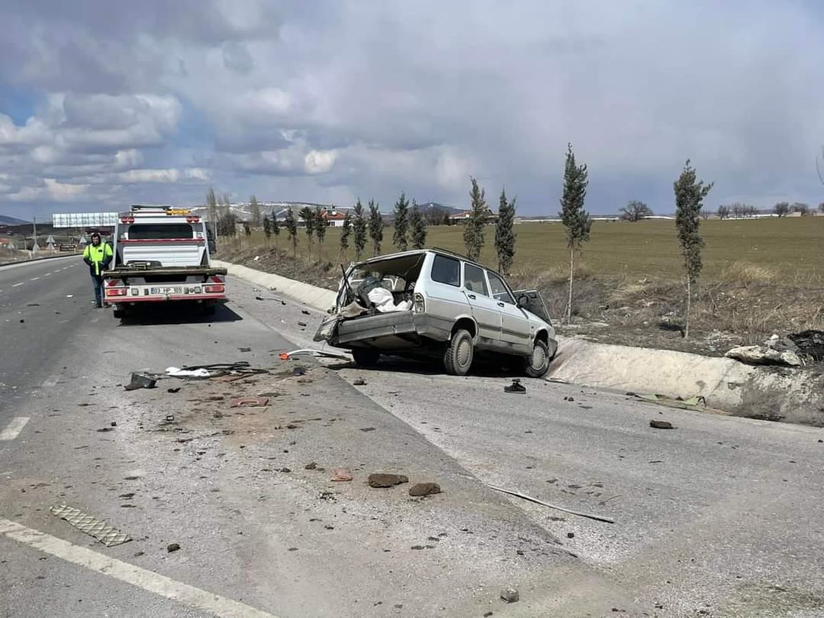 Afyonkarahisar\'da tır ile otomobilin çarpışması sonucu 4 kişi yaralandı