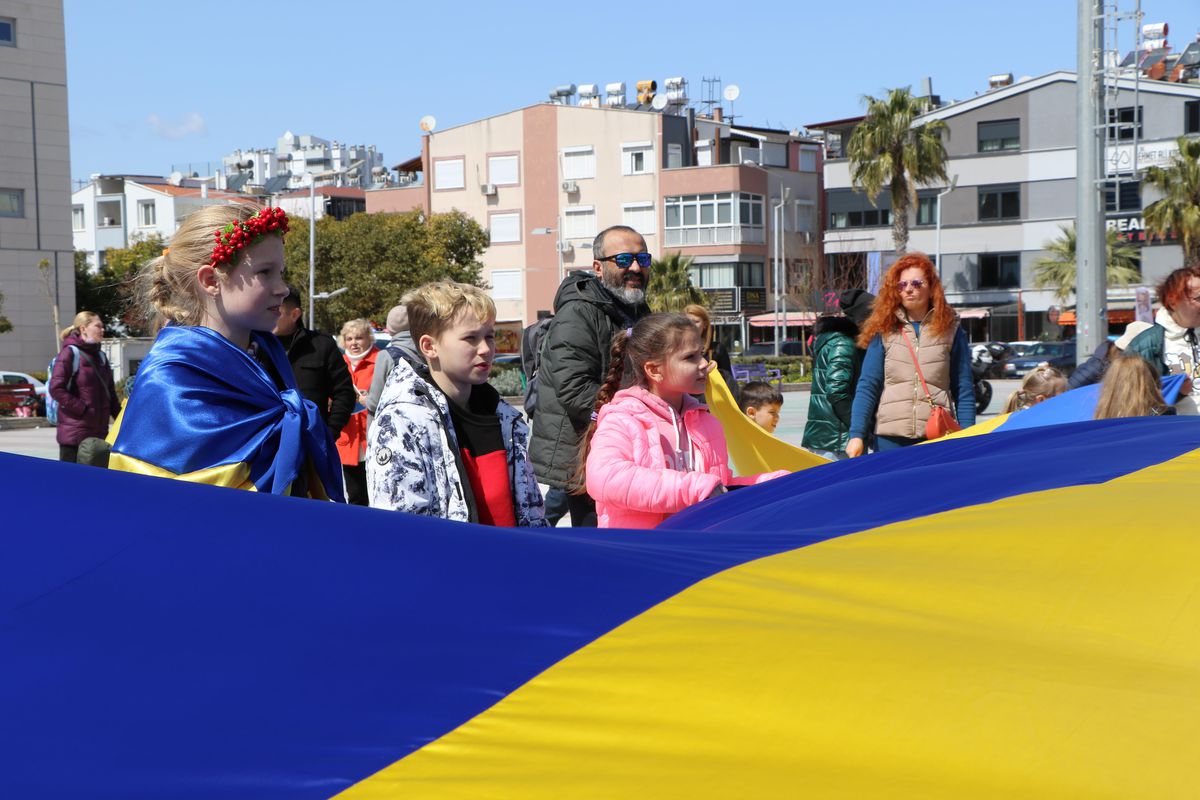 Antalya\'da yaşayan Ukraynalılar, Rusya\'yı protesto etti