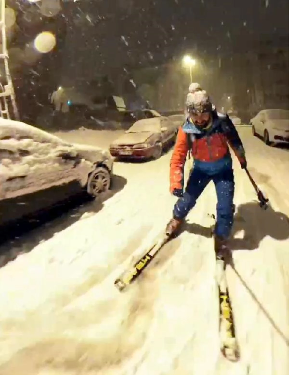 Beden öğretmeni her kar yağışında caddeleri kayak pistine çeviriyor