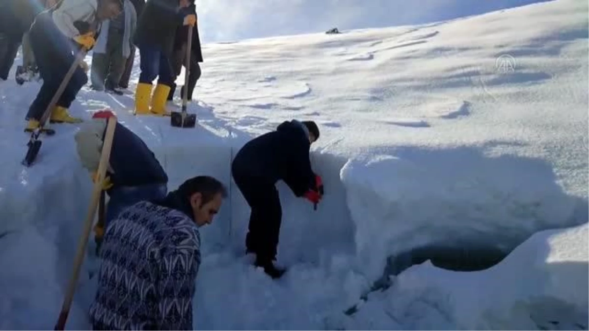 Bin 700 rakımlı mağara yaz için karla dolduruldu