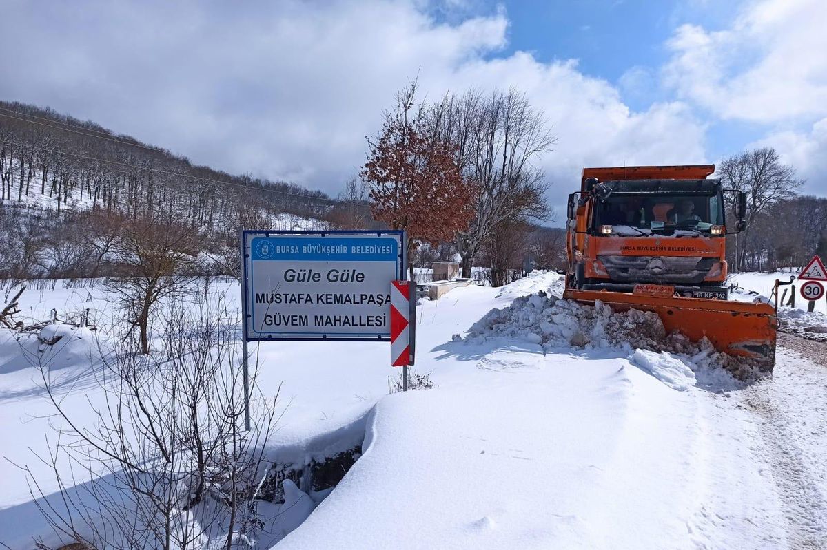 Bursa\'da kar nedeniyle kapanan 276 mahallenin yolu açıldı