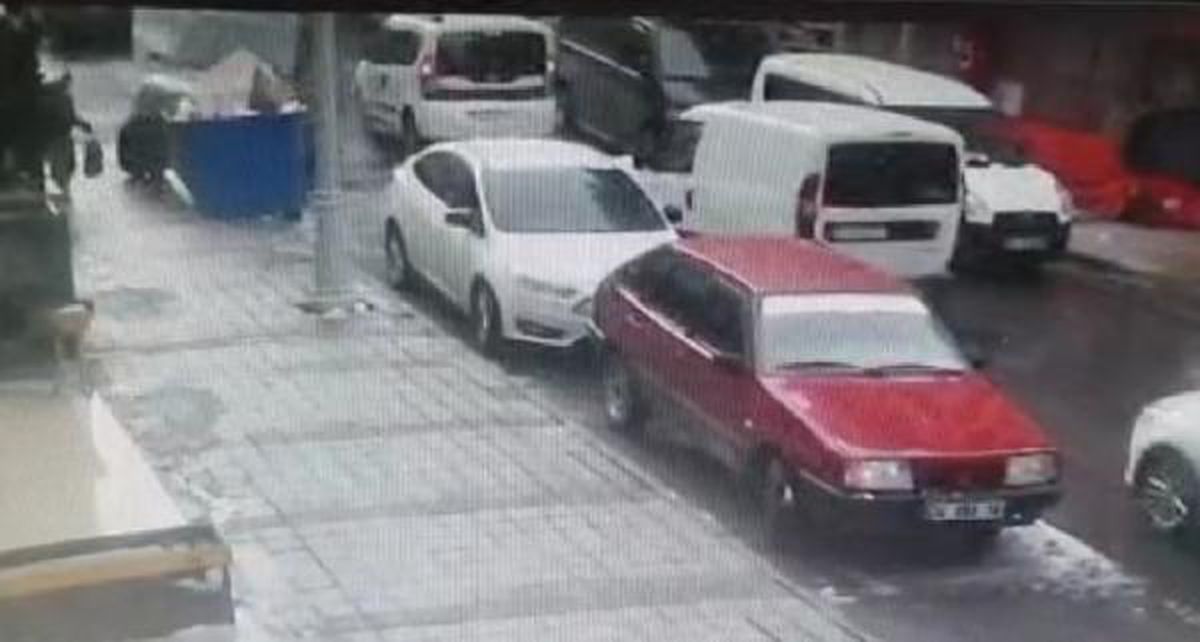 CADDEYE KONTROLSÜZ ÇIKAN CİP KALDIRIMDAKİ YAYAYA ÇARPTI