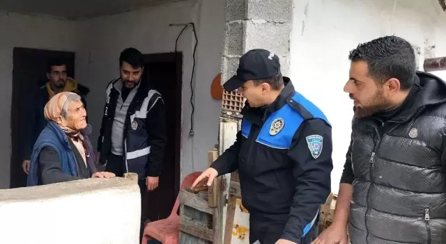 Yaşlı kadının imdadına tamirci yetişti! Hırsız için kapıya asılan not insanlık dersi verdi