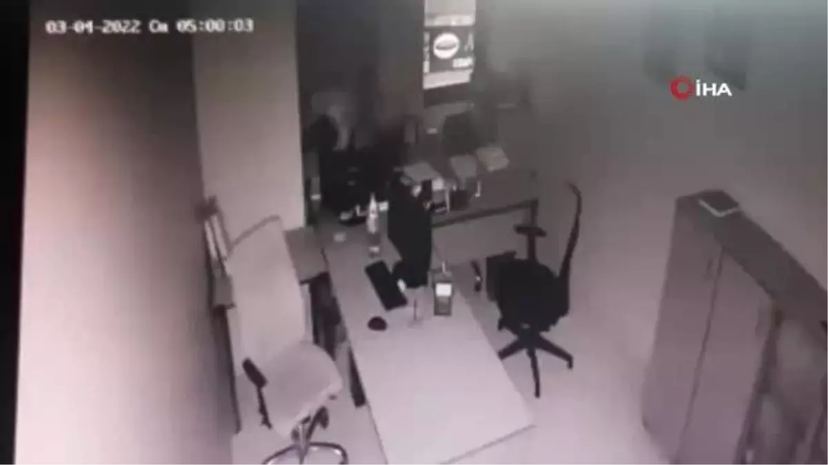 Son dakika haberi! Çelik kasadan para ve ziynet eşyası çalan hırsızlar kamerada